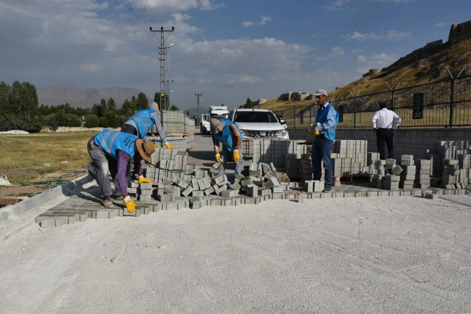 İpekyolu Belediyesi Van Kalesi’nin yollarını yeniliyor