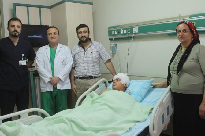 ​Mardin Kızıltepe'de çocuğun şakağındaki 5 santimlik kist başarıyla alındı