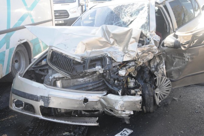 Gaziantep Sani Konukoğlu Bulvarı üzerinde kaza: Biri ağır 3 yaralı