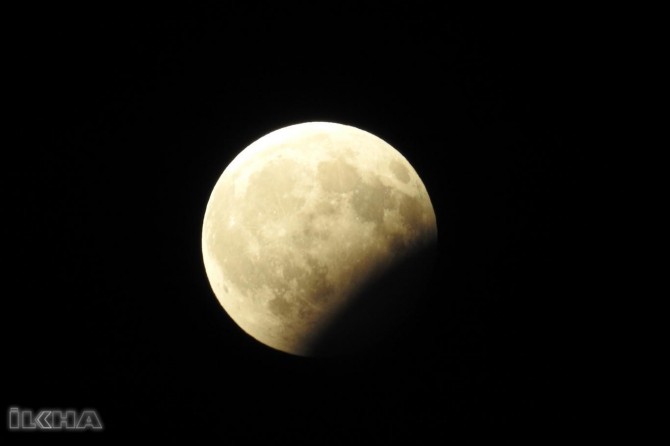 Partial lunar eclipse experiences
