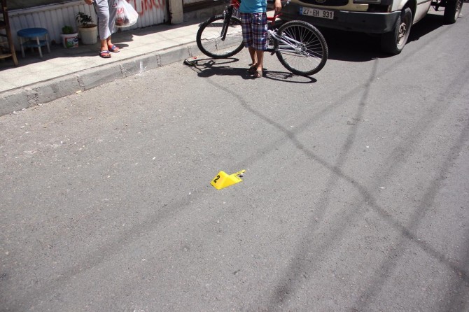 Gaziantep Hürriyet Mahallesi'nde çocuğunu kurşunlardan korurken hayatından oldu