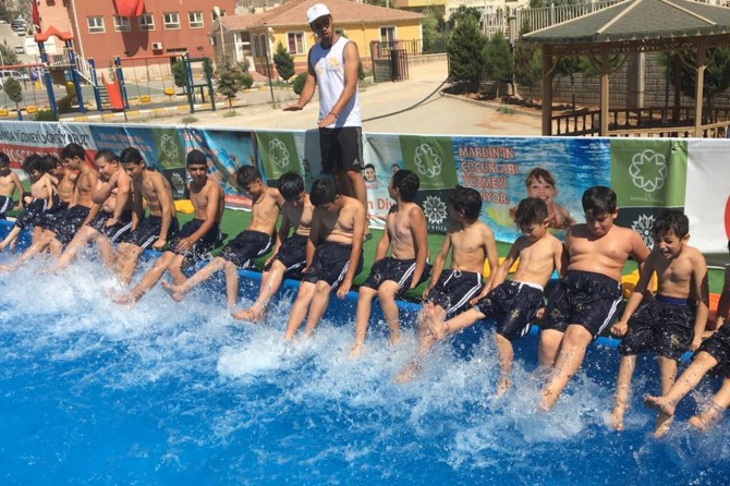 Savaş mağduru çocuklar havuzda eğlendi