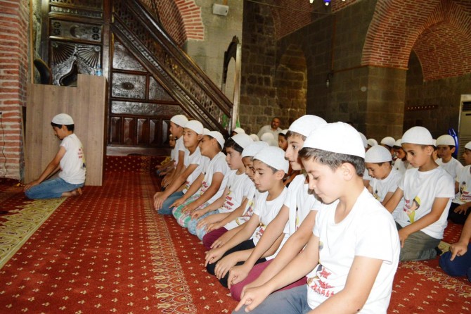Bitlis’te namaz etkinliğine katılan çocuklar renkli görüntüler oluşturdu