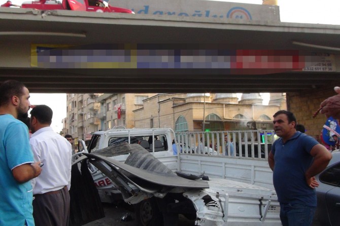 Şanlıurfa Birecik'te TIR'ın çarptığı kamyonet köprüden uçtu: 3 yaralı