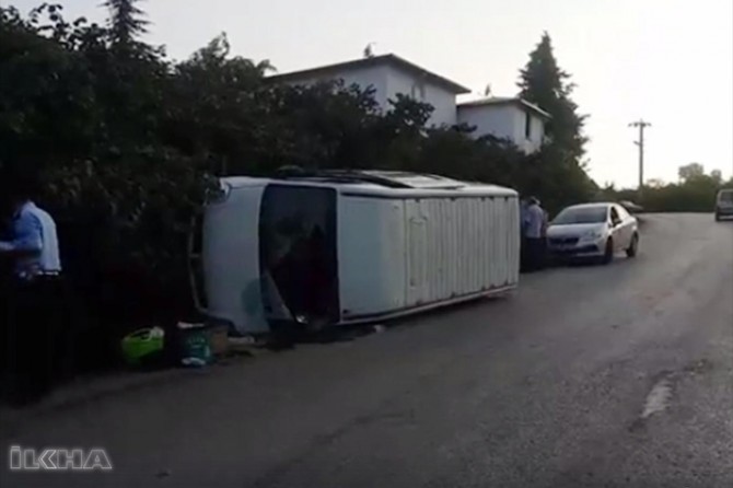 The minibus carrying the workers crashes: 17 injured