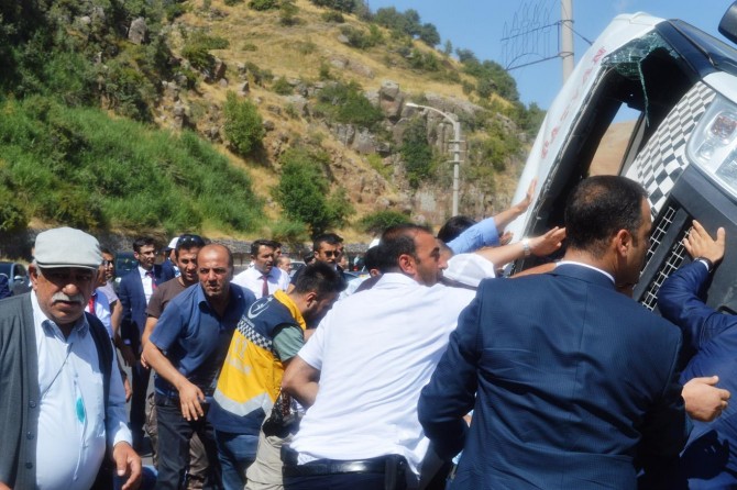 Bitlis'te bakan konvoyunda kaza: 6 yaralı