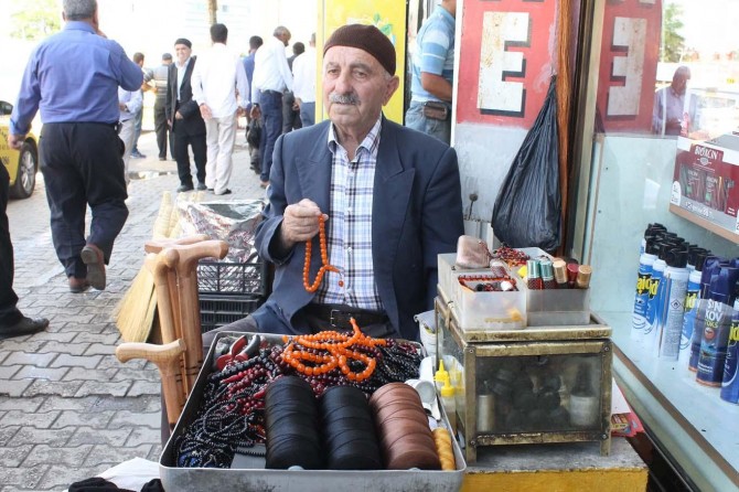 Muş’ta yarım asırdır kaldırımda tespih satıyor