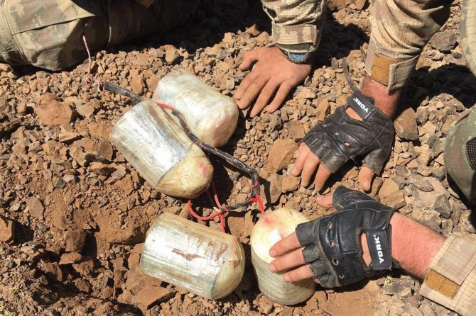 Hakkari Şemdinli'de 2 el yapımı patlayıcı imha edildi