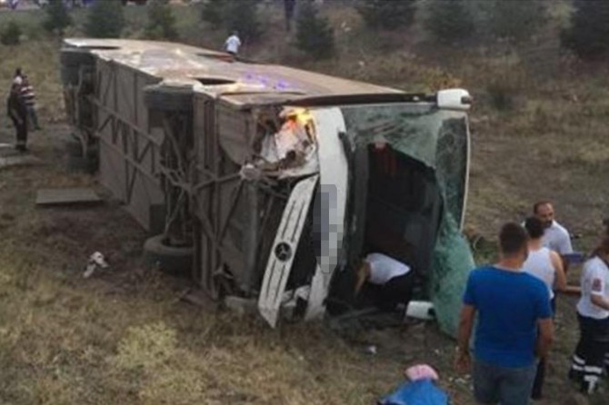 ​Ankara-Konya Karayolu'nda yolcu otobüsü şarampole devrildi: 3 ölü 18 yaralı