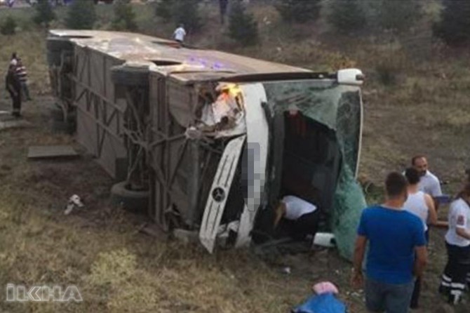 Bus overturns: 3 dead 18 injured