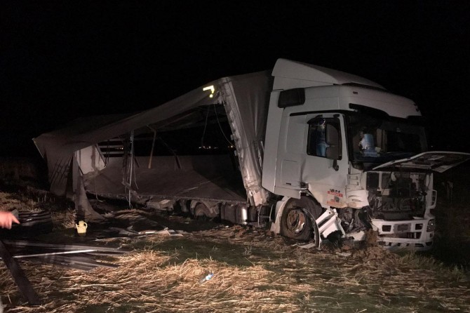 TIR şarampole yuvarlandı: Bir yaralı