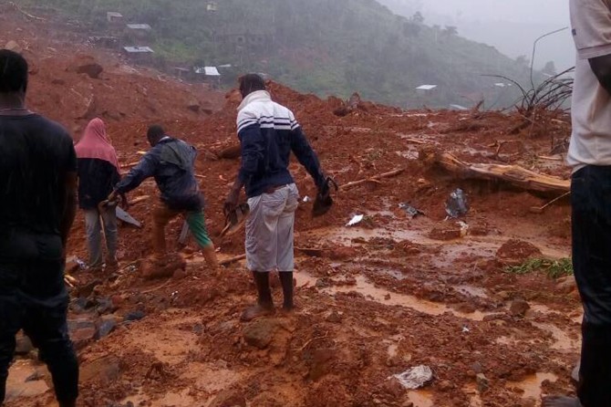Sierre Leone'de yüzlerce kişi toprak altında kaldı