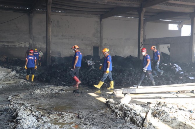 Tekstil fabrikasındaki yangın 15 saatte kontrol altına alındı