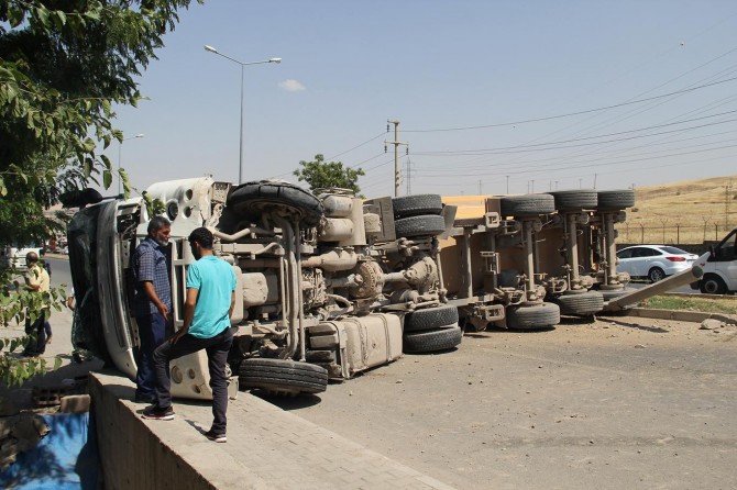 Lastiği patlayan TIR metrelerce sürüklendi