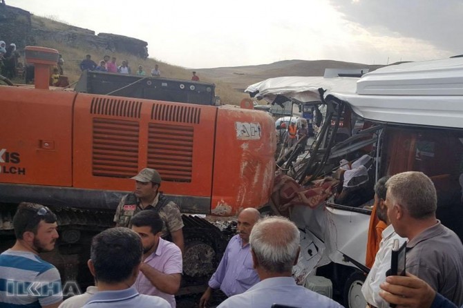 Truck accident with minibus: 7 dead 11 injured