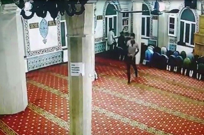 Camide hırsızlık girişimi kameralara yansıdı