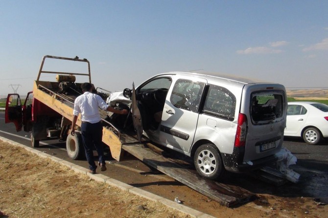 Çınar Beşpınar yakınlarında 2 araç çarpıştı: 1'i ağır 4 yaralı