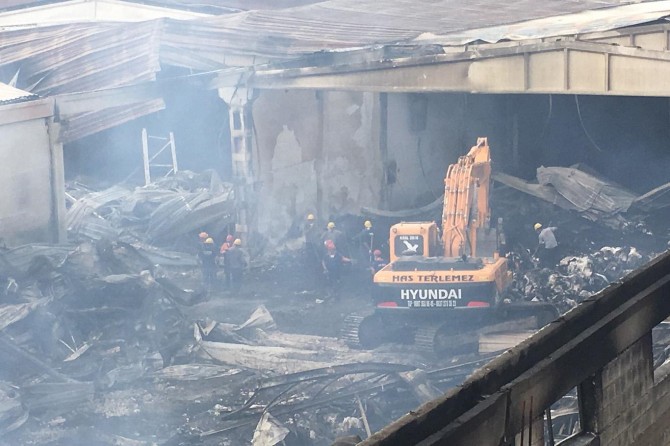 Yanan fabrikanın sahibini arama çalışmaları devam ediyor