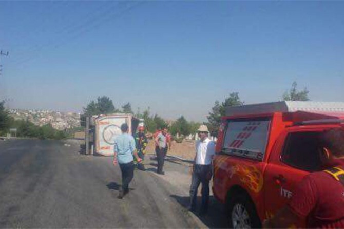 Virajı alamayan kamyon devrildi: 2 yaralı