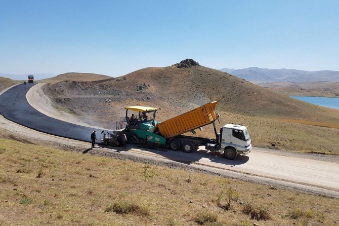 Van Büyükşehir Belediyesinden yol çalışması
