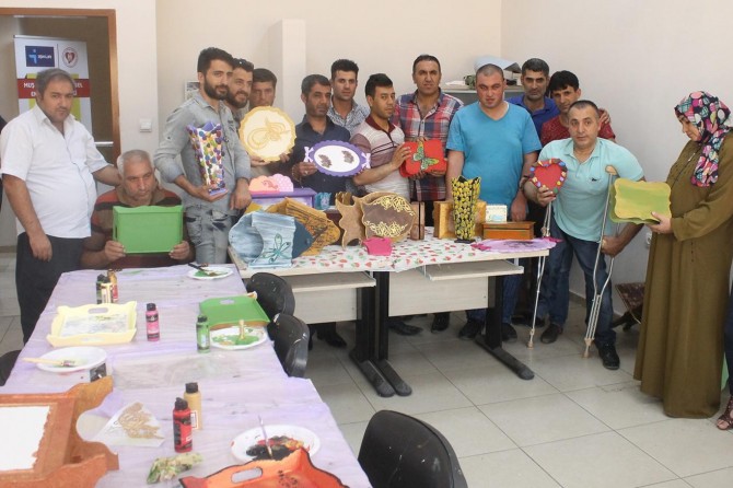 Hayallerini ahşap parçalara yansıtıyorlar