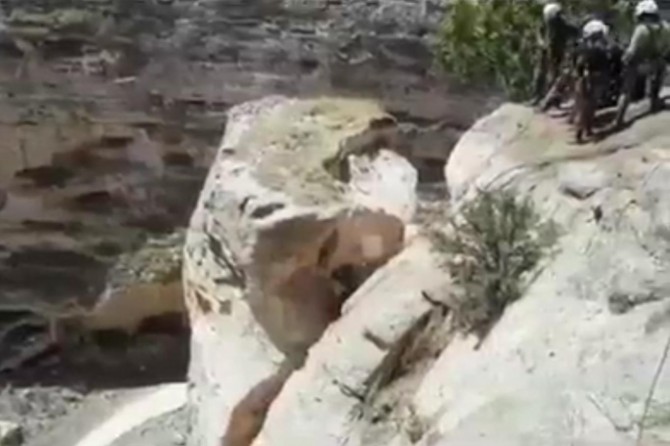 Hasankeyf'te düşme tehlikesi bulunan kayalar yıkılıyor