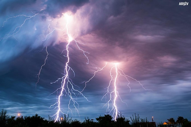 Askerlerin üzerine yıldırım düştü: 2 yaralı