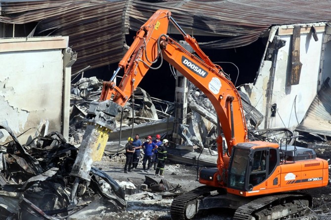 Yanan fabrikada ceset parçalarına ulaşıldı