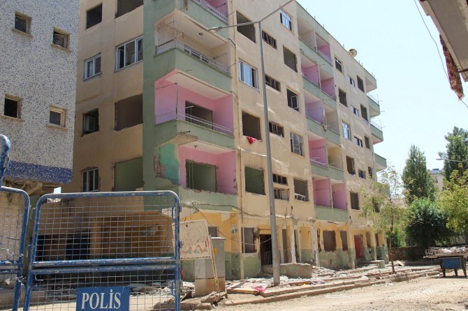 Diyarbakır’da yıkım tehlikesi yaşayan 3 apartman yıkılacak