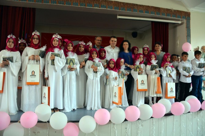 Kur'an kursundan mezun olan kız çocuklarına taç giydirildi