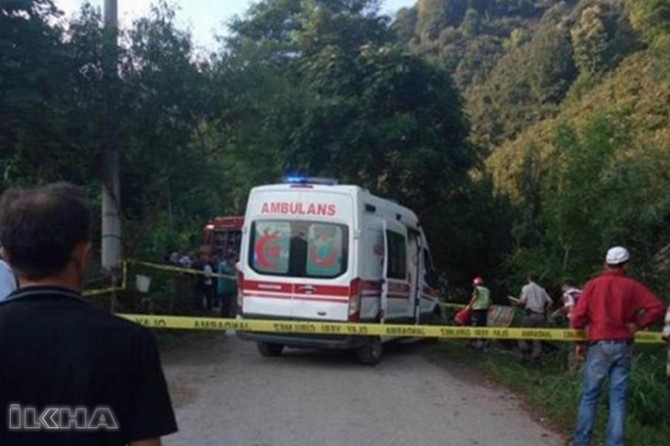 Carrying workers tractor rollovers: 7 dead, 20 injured