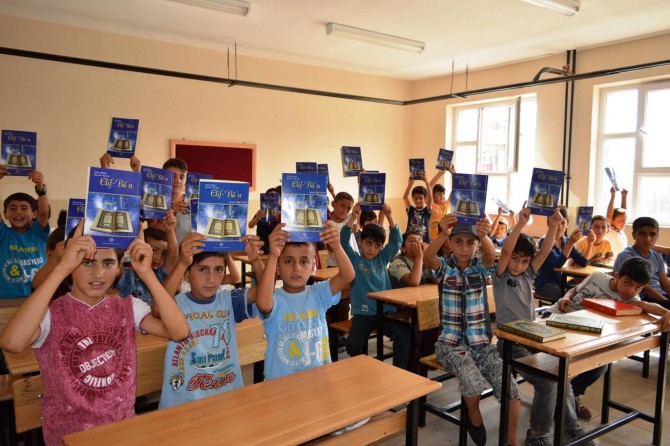 Camileri olmadığı için okulda Kur'an dersi alıyorlar