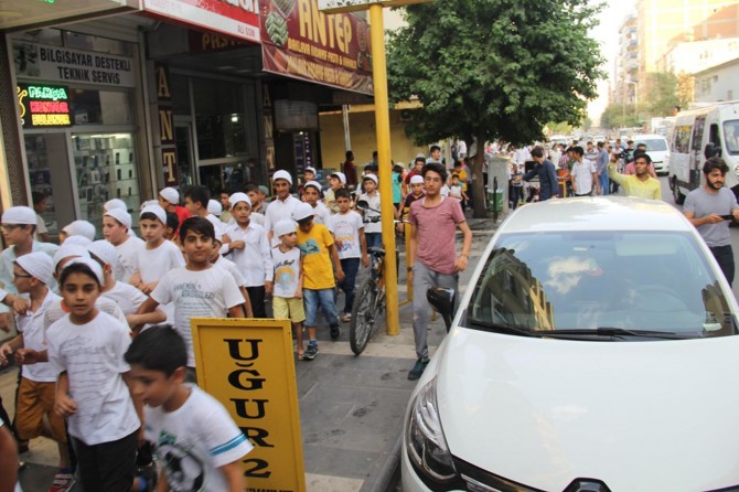 Diyarbakır’da minikler namaz için yürüdü