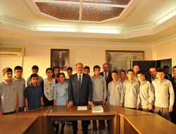 Vali Karaloğlu, VÖDER' in Başarılı Öğrencilerini Kabul Etti