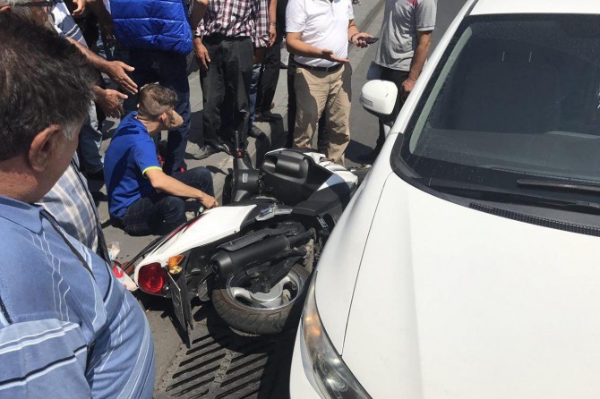 Motosiklet sürücüsü otomobile çarptı: Bir yaralı