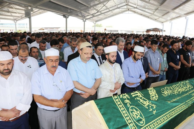 Fabrikasında çıkan yangında ölen iş adamı toprağa verildi