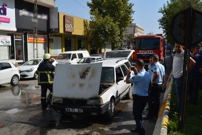 Seyir halindeki otomobil yandı