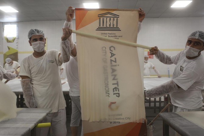 Gurmeler Gaziantep'te baklava imalathanelerini gezdi