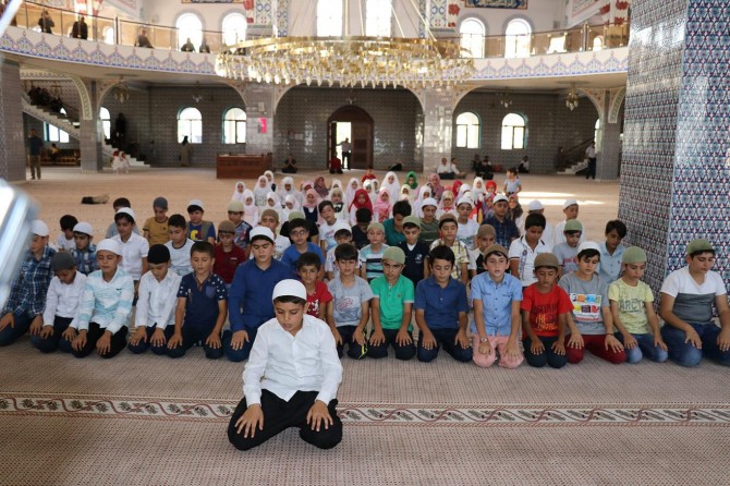 Namaz eğitimini tamamlayan çocuklar camide buluştu
