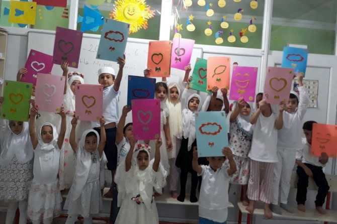 Kur'an kursuna giden miniklerin karne heyecanı