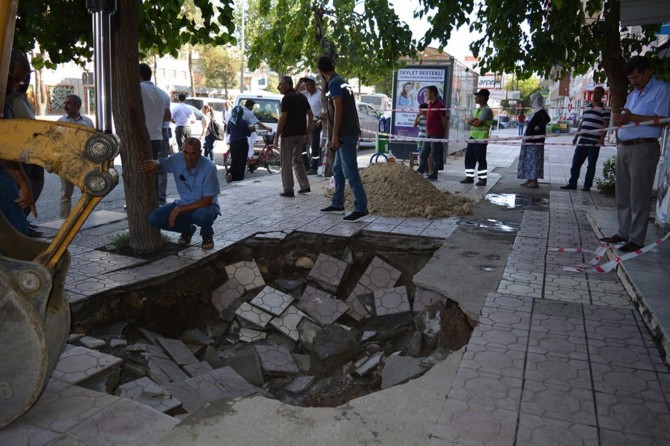 Yayaların sık kullandığı kaldırım çöktü