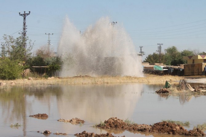 Kızıltepe'de içme suyu boru hattı patlayınca Ekinlik köyünün yarısı boşaltıldı