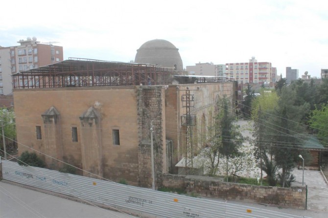 Kaçak yapılar tarihi caminin güzelliğini örtüyor