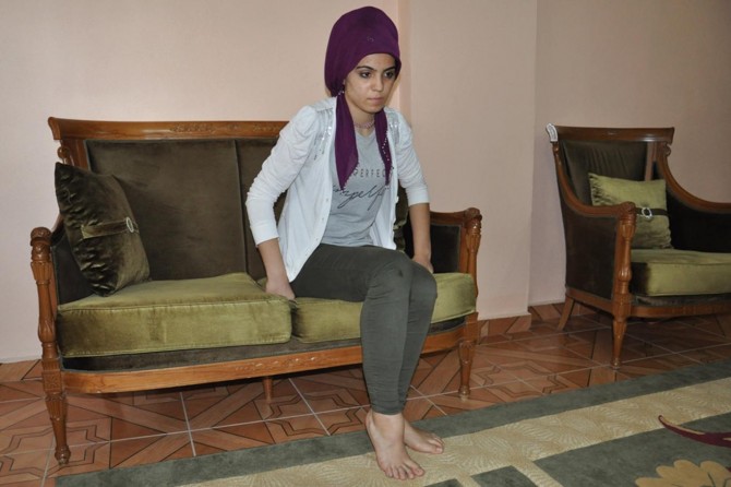 Yürüme zorluğu yaşayan genç kız yardım bekliyor