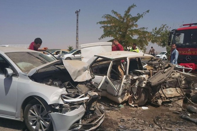 Diyarbakır-Mardin yolu fidanlık mevkiinde feci kaza: 3 ölü