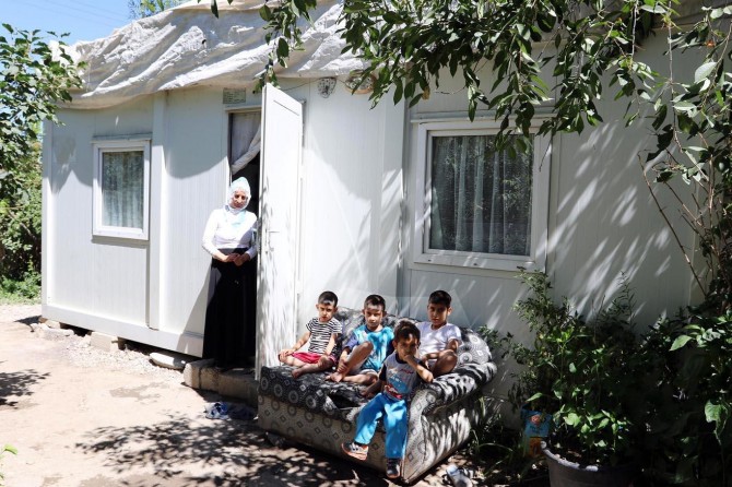 Van'da ihtiyaç sahibi aile konteynerden kurtuluyor