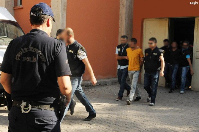 Ağrı'da 14 kişi FETÖ'den tutuklandı