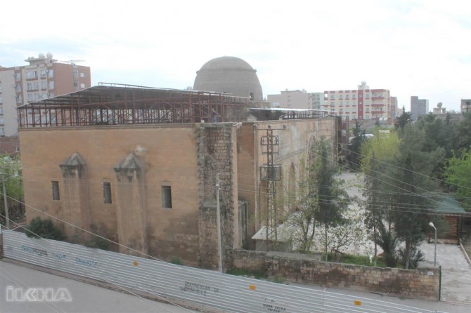 Unlicensed structures cover the beauty of the historic mosque