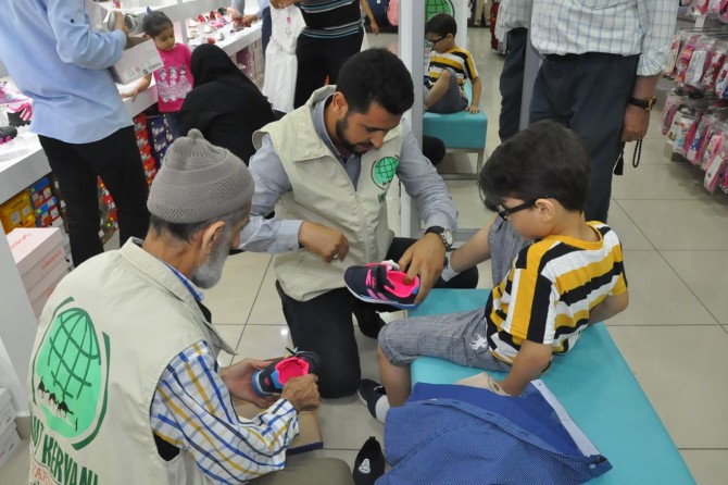 Umut Kervanı yetim çocukları bayram öncesi sevindirdi