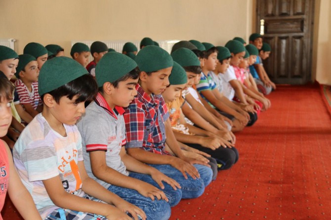 Ergani’de çocuklara namaz eğitimi verildi